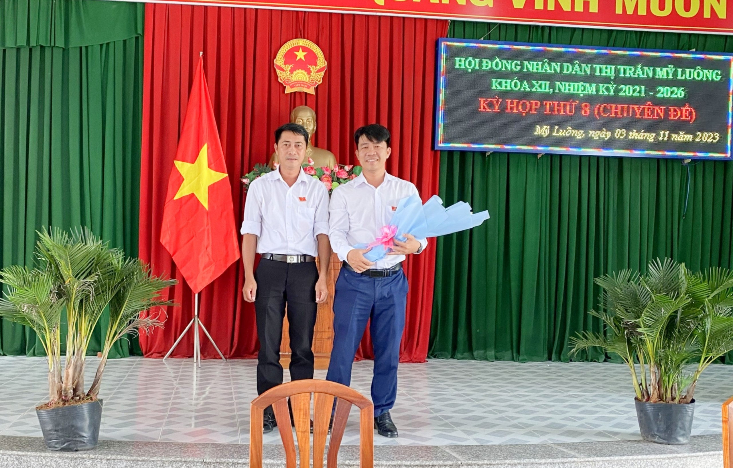 Miễn nhiệm chức vụ phó chủ tịch