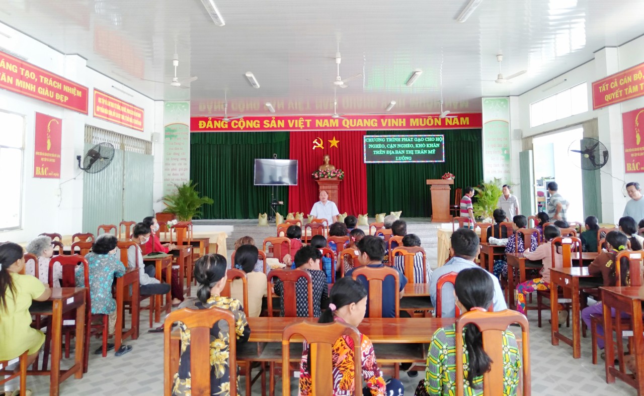 trao quà cho hộ nghèo