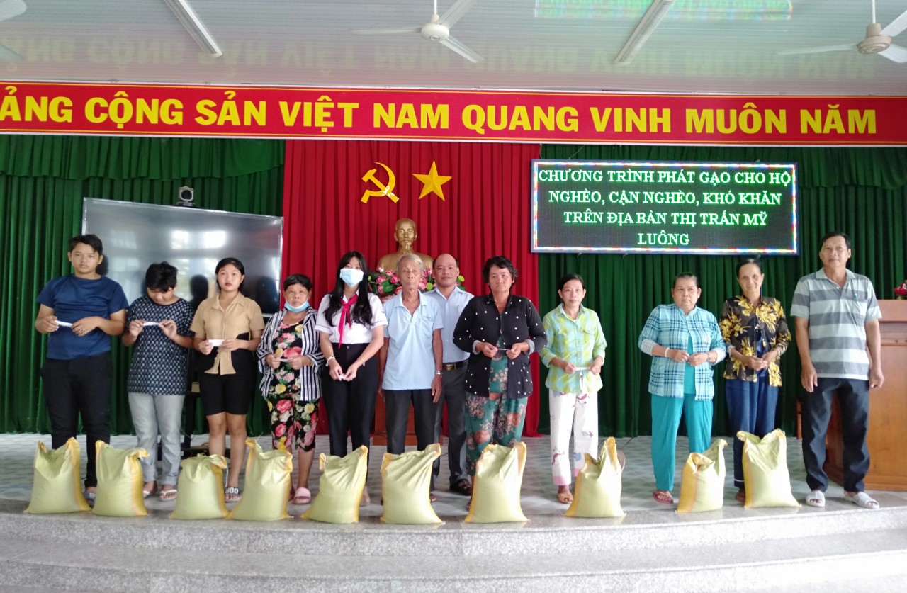 trao quà cho hộ nghèo