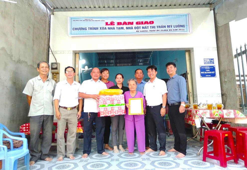 Lễ bàn giao chương trình xoá nhà tạm, nhà dột nát