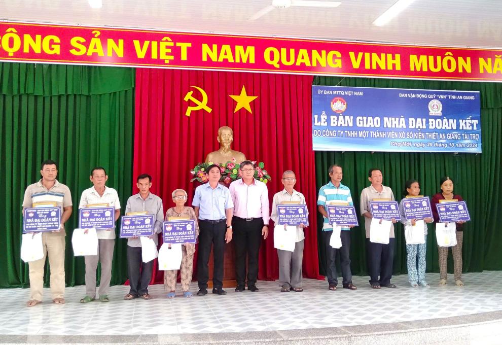 Chợ Mới trao tặng nhà Đại đoàn kết