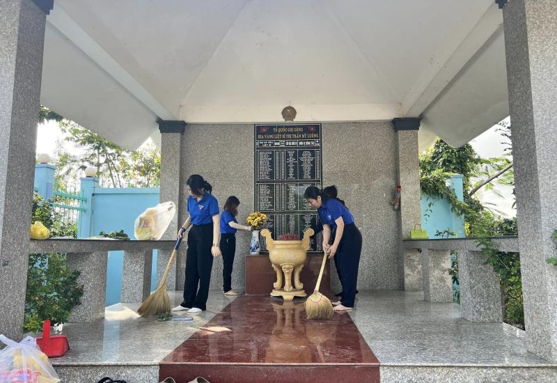 Đoàn viên quét dọn vệ sinh, dân hoa và dân hương nhà bia ghi danh các anh hùng liệt sĩ thị trấn